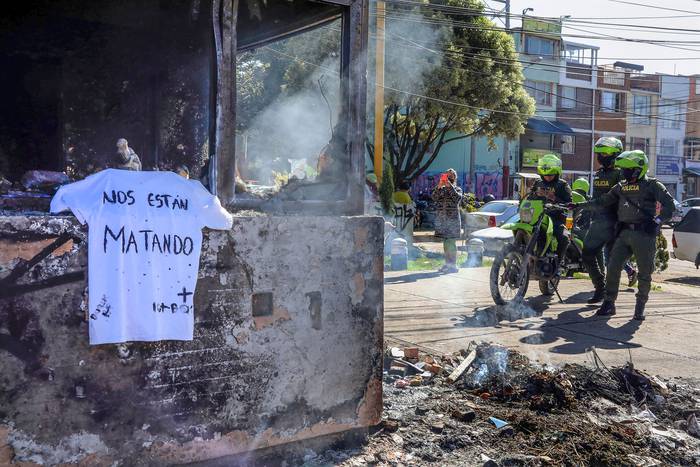 Restos incinerados del Centro de Atención Inmediata La Gaitana, de la Policía, este jueves, en la localidad de Suba, en Bogotá, Colombia.
 · Foto: Carlos Ortega, EFE