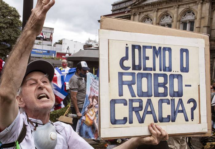 Protesta contra la decisión del gobierno de aumentar los impuestos y llegar a un acuerdo crediticio con el Fondo Monetario Internacional, en San José, Costa Rica, el 30 de septiembre.
 · Foto: Ezequiel Becerra, AFP
