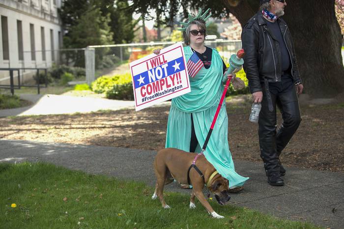 Una pareja asiste a una protesta contra la orden de quedarse en casa, ayer, en Olympia, Washington.
 · Foto: Karen Ducey, Getty Images, AFP