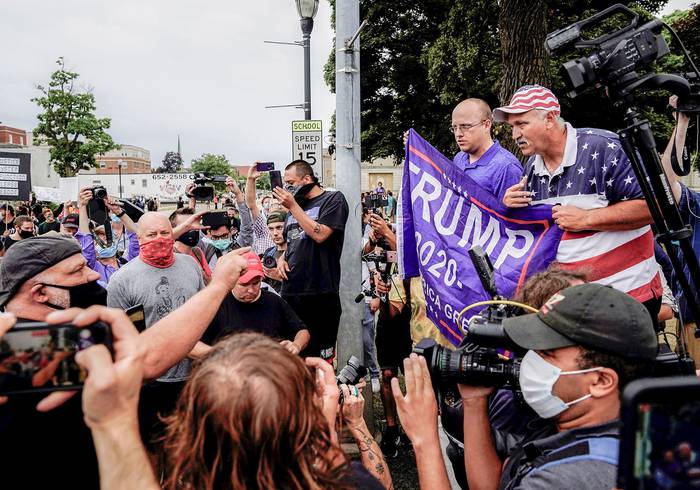 Manifestantes a favor y en contra del presidente estadounidense Donald Trump, se enfrentan, este martes, en Kenosha, Wisconsin, Estados Unidos.
 · Foto: Tannen Maury, EFE
