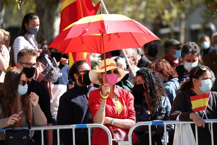 Público durante el acto organizado con motivo del Día de la Fiesta Nacional, ayer, en Madrid.
 · Foto: Kiko Huesca, EFE