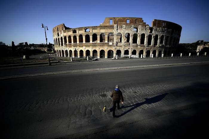 Coliseo romano, durante el cierre del país destinado a frenar el coronavirus. · Foto: Filippo Monteforte, AFP