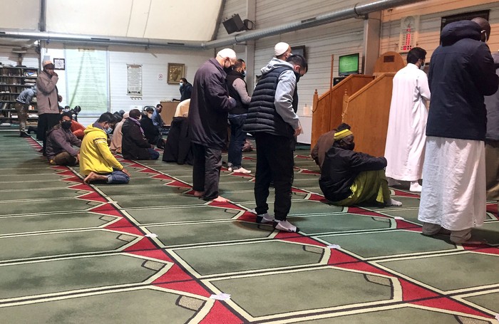 Musulmanes durante las oraciones del mediodía en la Gran Mezquita de Pantin, ayer, en los suburbios del noreste de París.  · Foto: Alice Lefebvre, AFP