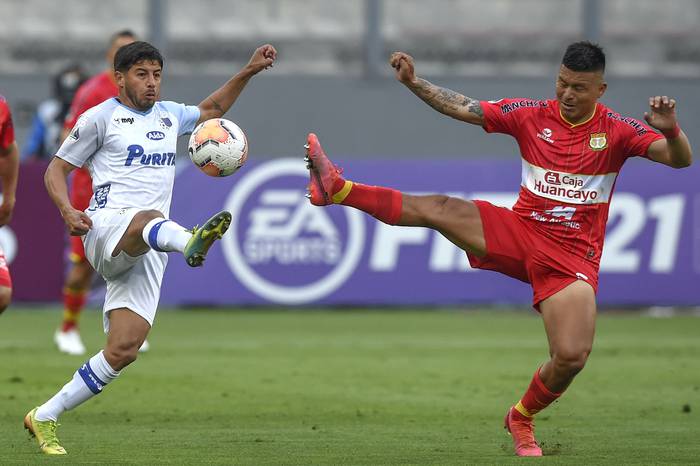 Bruno Correa de Liverpool, y Daniel Morales del peruano Sport Huancayo, en el Estadio Nacional de Lima.
 · Foto: Ernesto Benavides, AFP