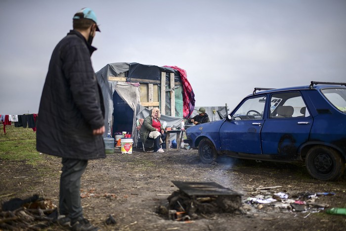 Una familia acampa en un terreno ocupado por personas sin hogar en las afueras de Guernica, en la provincia de Buenos Aires. · Foto: Ronaldo Schemidt, AFP