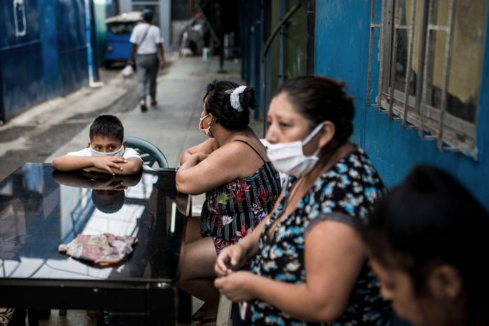 Comunidad de Cantagallo, en el centro de Lima, Perú, donde el 72 % de habitantes dio positivo de coronavirus.
 · Foto: Sergi Rugrand, EFE
