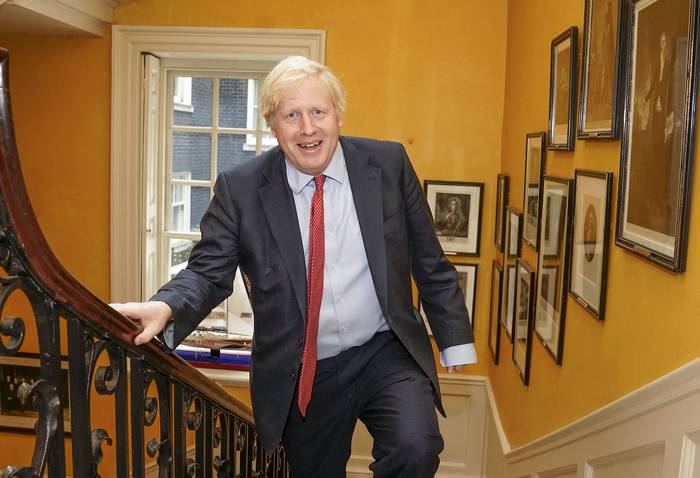Boris Johnson, regresa del hospital después del nacimiento de su hijo, ayer, en el número 10 de Downing Street, en el centro de Londres.
 · Foto: Andrew Parsons, AFP