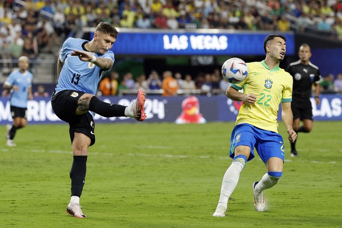 Guillermo Varela de Uruguay y Gabriel Martinelli de Brasil, el 6 de julio, en Las Vegas, Nevada. · Foto: Kevork Djansezian, Getty Images, AFP