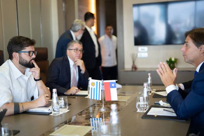Gabriel Boric, (I) durante la reunión con  Luis Lacalle Pou, el 24 de marzo, en Santo Domingo, República Dominicana. Foto: Presidencia de Chile, EFE