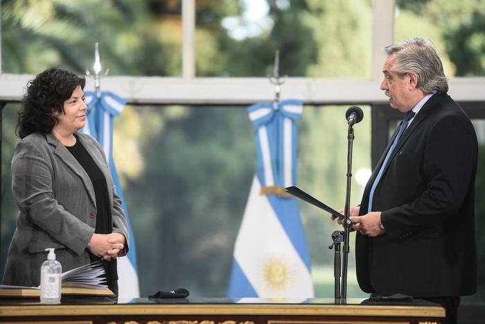 Alberto Fernández toma juramento como nueva ministra de Salud a Carla Vizzotti, el viernes, en la residencia Olivos, en Buenos Aires. · Foto: Presidencia argentina, EFE