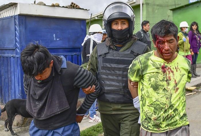 Policía arresta partidarios de Evo Morales, el 11 de noviembre de 2019, en La Paz, Bolivia. 
foto: ronaldo schemidt, afp · Foto: Ronaldo Schemidt, AFP