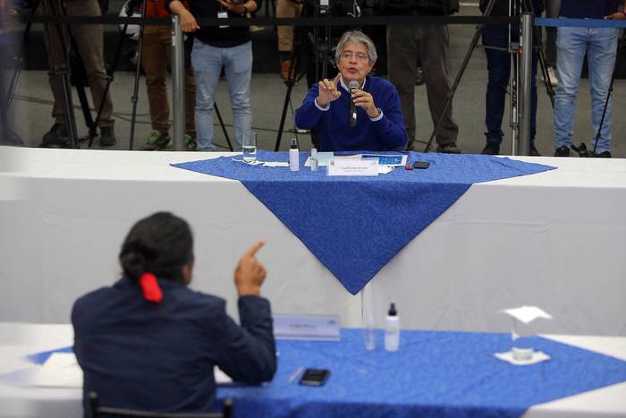 Los candidatos presidenciales ecuatorianos Guillermo Lasso (d) y Yaku Pérez, durante una reunión en el Consejo Nacional Electoral, el viernes, en Quito, Ecuador.
 · Foto: Cristina Vega, AFP