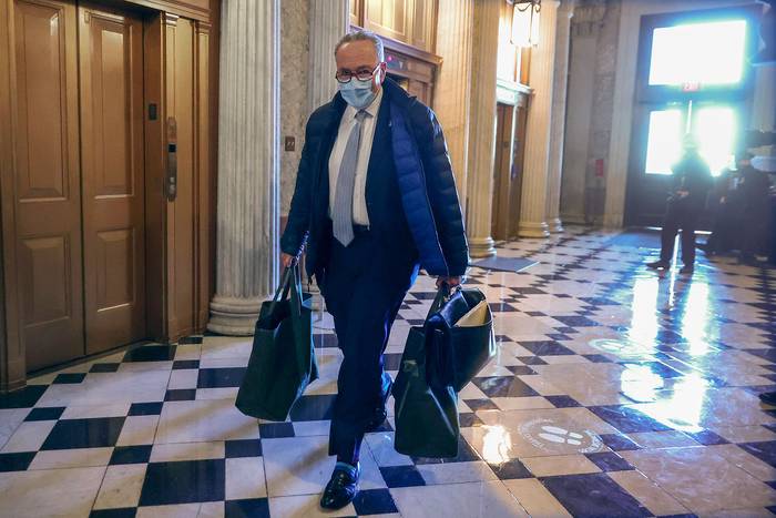 Charles Schumer, líder de la mayoría del Senado, llega ayer, al Capitolio de los Estados Unidos.  · Foto: Chip Somodevilla, Getty Images, AFP