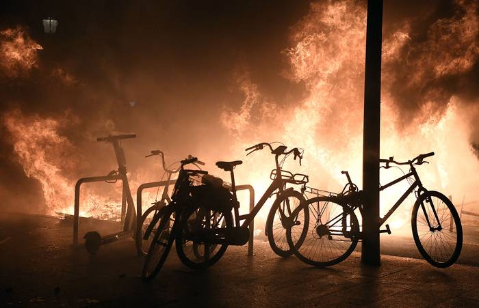 Enfrentamientos entre manifestantes y las fuerzas policiales durante una manifestación contra el encarcelamiento del rapero Pablo Hasel, en Barcelona. · Foto: Josep Lago, AFP