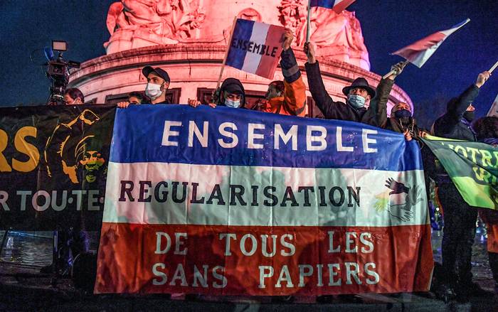 Manifestación para pedir refugio para los inmigrantes, el lunes, en la Plaza de la República, en el centro de París.
 · Foto: Alain Jocard, AFP