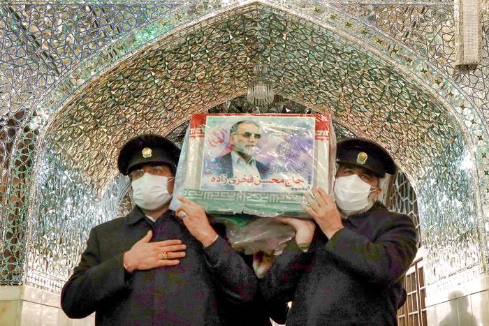 Servidores del Santuario Imam Reza llevan el ataúd del principal científico nuclear asesinado de Irán, Mohsen Fakhrizadeh, durante su procesión fúnebre en la ciudad de Mashhad, Irán. 
 · Foto: Ministerio de Defensa Iraní, AFP