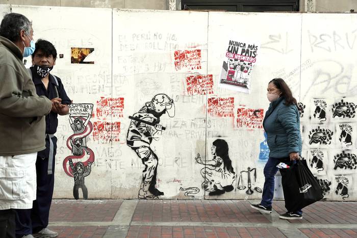 Vista de murales en homenaje a las protestas ciudadanas, el miércoles,  en el centro de Lima, Perú. · Foto: Paolo Aguilar, Efe