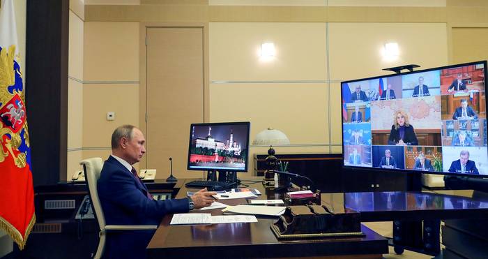 Vladimir Putin, presidente ruso, preside una reunión del gobierno a través de una videoconferencia, ayer, en la residencia estatal en Moscú.
 · Foto: Mikhail Klimentyev, Sputnik, AFP