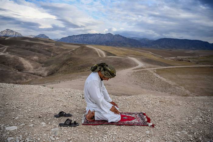 Un musulmán reza en la cima de una colina durante el mes sagrado islámico del Ramadán, en las afueras de Mazar-i-Sharif, Afganistán. 
 · Foto: Farshad Usyan, AFP