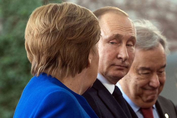Angela Merkel, canciller alemana, y Vladimir Putin, presidente ruso, el 19 de enero de 2020, en Berlín, Alemania.
 · Foto: Hayoung Jeon, pool, EFE