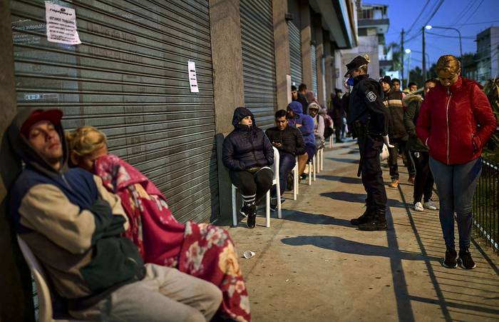 Jubilados y beneficiarios de la seguridad social  hacen cola frente a un banco en el municipio de José C. Paz, provincia de Buenos Aires. · Foto: Ronaldo Schemidt, AFP
