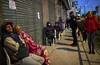 Jubilados y beneficiarios de la seguridad social hacen cola frente a un banco en el municipio de José C. Paz, provincia de Buenos Aires. · Foto: Ronaldo Schemidt, AFP Jubilados y beneficiarios de la seguridad social hacen cola frente a un banco en el municipio de José C. Paz, provincia de Buenos Aires. · Foto: Ronaldo Schemidt, AFP