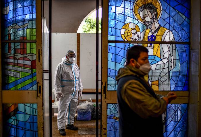 Iglesia de San Cayetano, patrón del pan y del trabajo, que atrae a miles de fieles católicos en busca de empleo, el viernes, en Buenos Aires.
 · Foto: Ronaldo Schemidt, AFP
