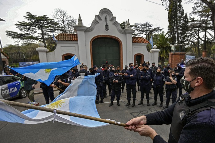 Oficiales de la policía de la provincia de Buenos Aires manifiestan, el miércoles, frente a la residencia presidencial en Olivos, provincia de Buenos Aires. · Foto: Juan Mabromata, AFP