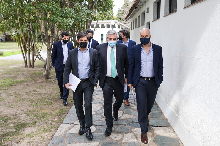 Alberto Fernández (c), asiste este viernes a una rueda de prensa acompañado por el jefe de Gobierno de la Ciudad de Buenos Aires, Horacio Rodríguez Larreta (d), y el gobernador de la provincia bonaerense, Axel Kicillof. · Foto: Presidencia argentina, EFE