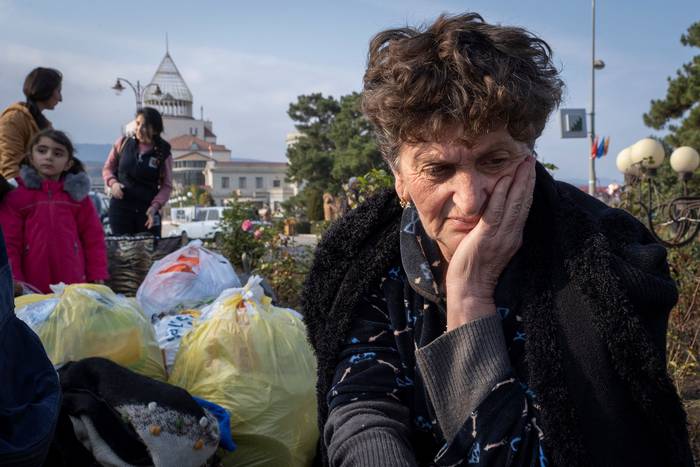 Una refugiada descansa a su llegada de Ereván, ayer, en Stepanakert.
 · Foto: Andrey Borodulina, AFP
