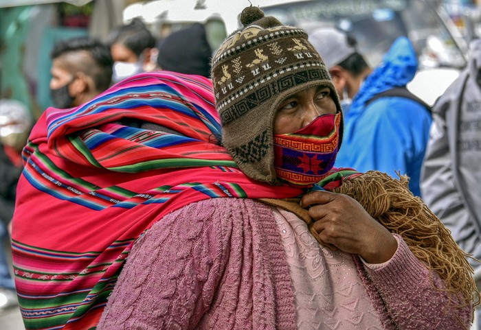 Una mujer indígena aymara, este jueves, en una calle en la Paz, Bolivia. · Foto: Aizar Raldes, AFP