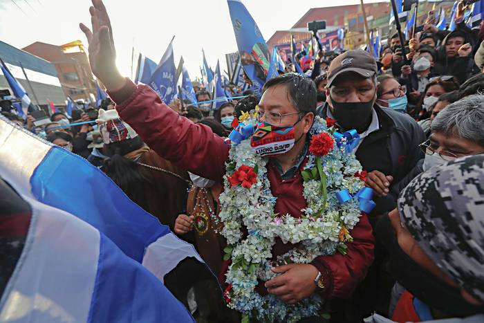 Luis Arce candidato del Movimiento al Socialismo del expresidente Evo Morales, durante su primer gran acto de campaña, el 9 de setiembre, en El Alto, Bolivia.  · Foto: Martín Alipaz, Efe