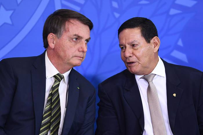 El presidente brasileño Jair Bolsonaro y su vicepresidente Hamilton Mourao, en el Palacio de Planalto en Brasilia (archivo, abril de 2020). · Foto: Evaristo Sa, AFP