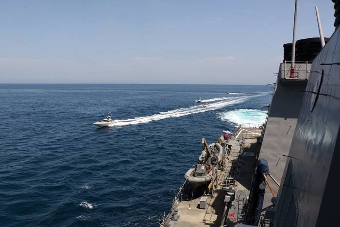 Lanchas de la Armada de la Guardia Revolucionaria Islámica Iraní, se cruzan con el destructor de misiles guiados USS Paul Hamilton de Estados Unidos, el 15 de abril, en aguas internacionales del norte del Golfo Pérsico.
Foto: Oficina De Información De La Marina, Afp