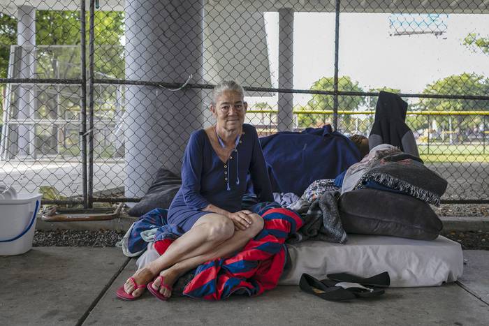 Elizabeth Sokol, mujer sin hogar, ayer, en el centro de Miami, Florida.
 · Foto: Eva Marie Uzcategui, AFP