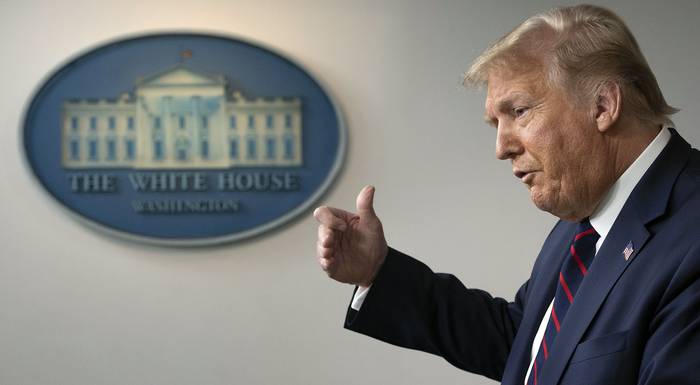 Donald Trump, responde preguntas durante una sesión informativa de la Fuerza de Tarea de Coronavirus en la Sala de Información Brady de la Casa Blanca.
 · Foto: Jim Watson, AFP