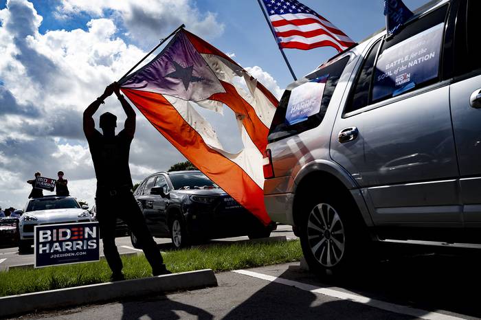 Una persona con la bandera de Puerto Rico, durante un acto de Joe Biden, ayer, Coconut Creek, Florida.
 · Foto: Jim Watson, AFP