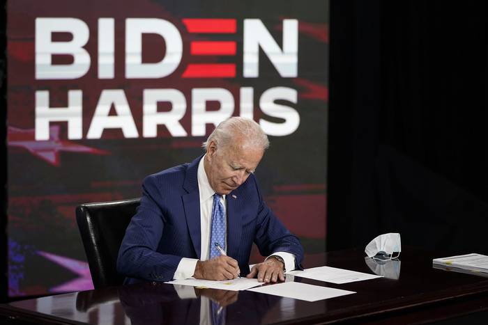 Joe Biden firma los documentos requeridos para recibir la nominación demócrata a la presidencia, el 14 de agosto, en el Hotel DuPont, en Wilmington.
 · Foto: Drew Angerer, Getty Images, AFP