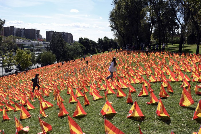 Banderas españolas que representan a las víctimas del coronavirus en el país, el 27 de setiembre, en el parque Roma, en Madrid. · Foto: Óscar del Pozo, AFP