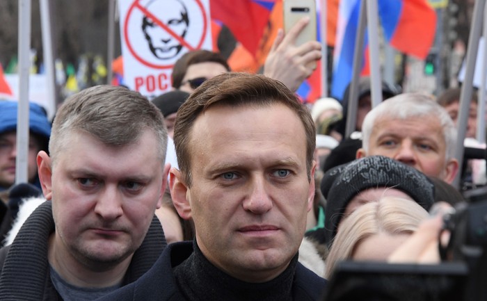 Alexei Navalny (c) líder de la oposición rusa, el 29 de febrero de 2020, en una marcha en memoria del crítico del Kremlin asesinado Boris Nemtsov, en el centro de Moscú.
 · Foto: Kirill Kudryavtsev / AFP