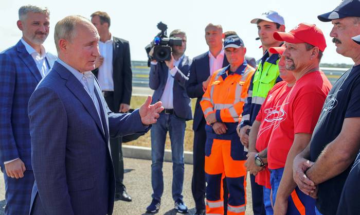 Vladimir Putin habla con trabajadores viales, este jueves, en la carretera federal Tavrida, en Crimea.
 · Foto: Foto: Mikhael Klimentyev, EFE