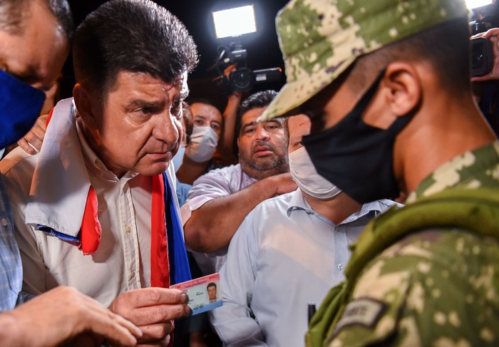 Efraín Alegre, líder opositor paraguayo, afuera de la cárcel de Tacumbu, en Asunción, el 28 de enero. · Foto: Norberto Duarte, AFP