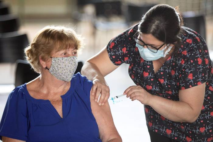 Una mujer recibe la vacuna contra la covid-19 en Brasilia. 
 · Foto: Joédson Alves, EFE