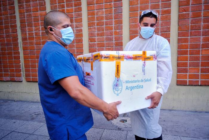 Trabajadores de salud distribuyen la vacuna Sputnik V, el 29 de diciembre, en Mar del Plata, provincia de Buenos Aires.
 · Foto: Diego Izquierdo / TELAM / AFP