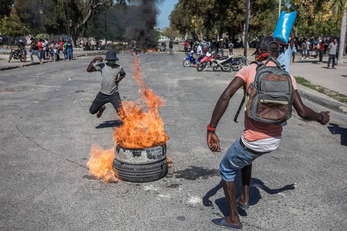 Protestas ayer, en Port-au-Prince, Haití, para exigir la renuncia del presidente Jovenel Moïse. · Foto: Valerie Baeriswyl, AFP