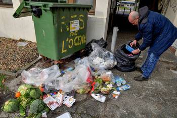 Comida en el basurero de un supermercado en Mimizan-Plage, Francia.
· Foto: Georges Gobet, AFP