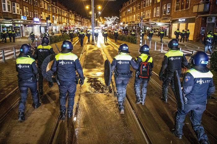 Policías patrullan en las calles de Rotterdam durante el toque de queda, el 26 de enero. · Foto: AFP, s/d de autor