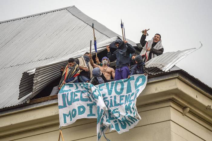 Los reclusos de la prisión de Villa Devoto participan en un motín que exige medidas para prevenir la propagación del coronavirus, el 24 de abril, en Buenos Aires. · Foto: Juan Mambromata, AFP