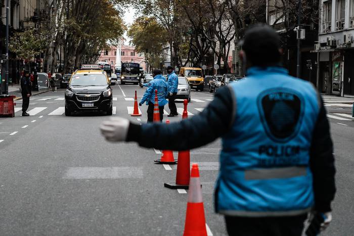 Policías realizan un control de tránsito para verificar permisos de circulación dentro de la cuarentena que rige en el país, el sábado, en Buenos Aires. · Foto: Juan Ignacio Roncoroni, EFE 