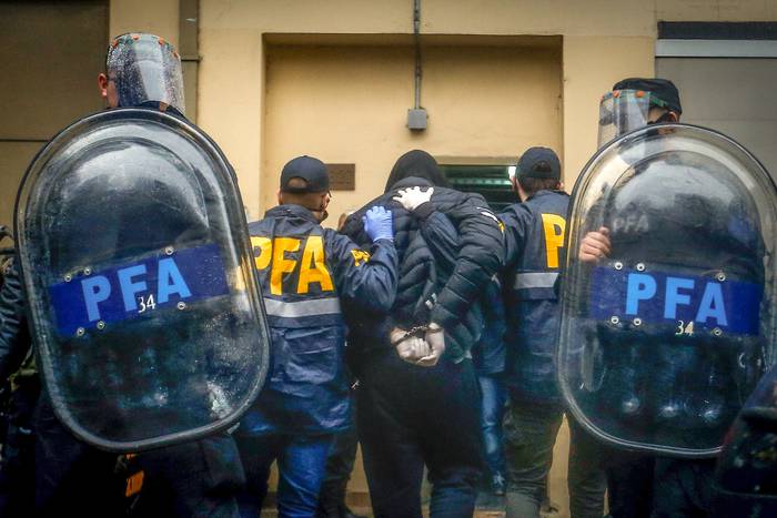 Policías trasladan imputados en la causa de espionaje que involucra al expresidente Mauricio Macri (archivo, junio de 2020). · Foto: Juan Ignacio Roncoroni, EFE 